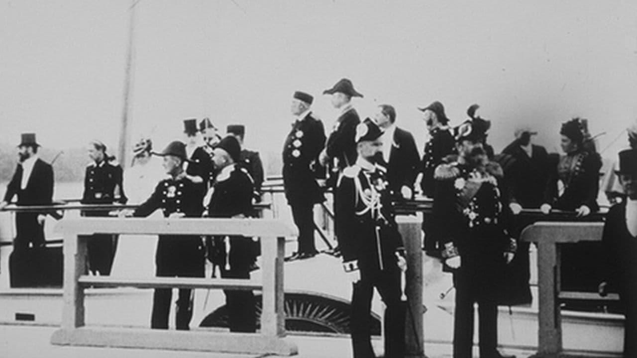 Suite du cortège passant devant l’amiral Avellan