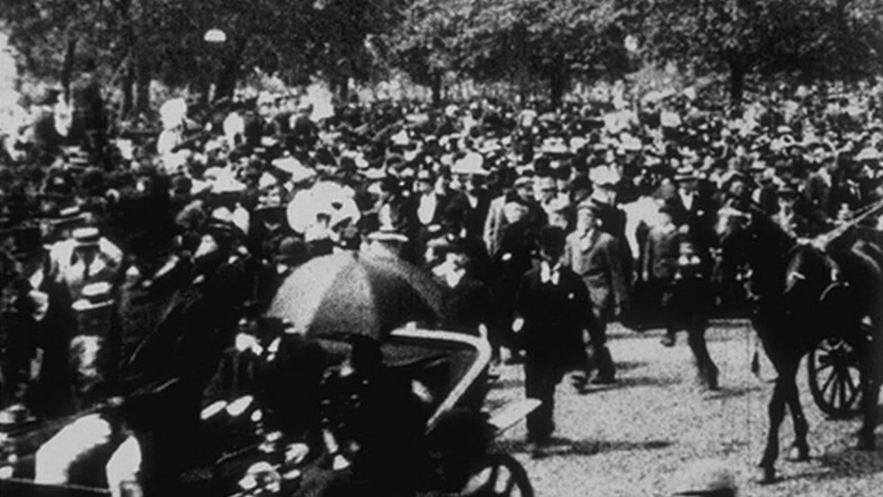 Fête du jubilé de la reine d'Angleterre : la foule suivant le cortège